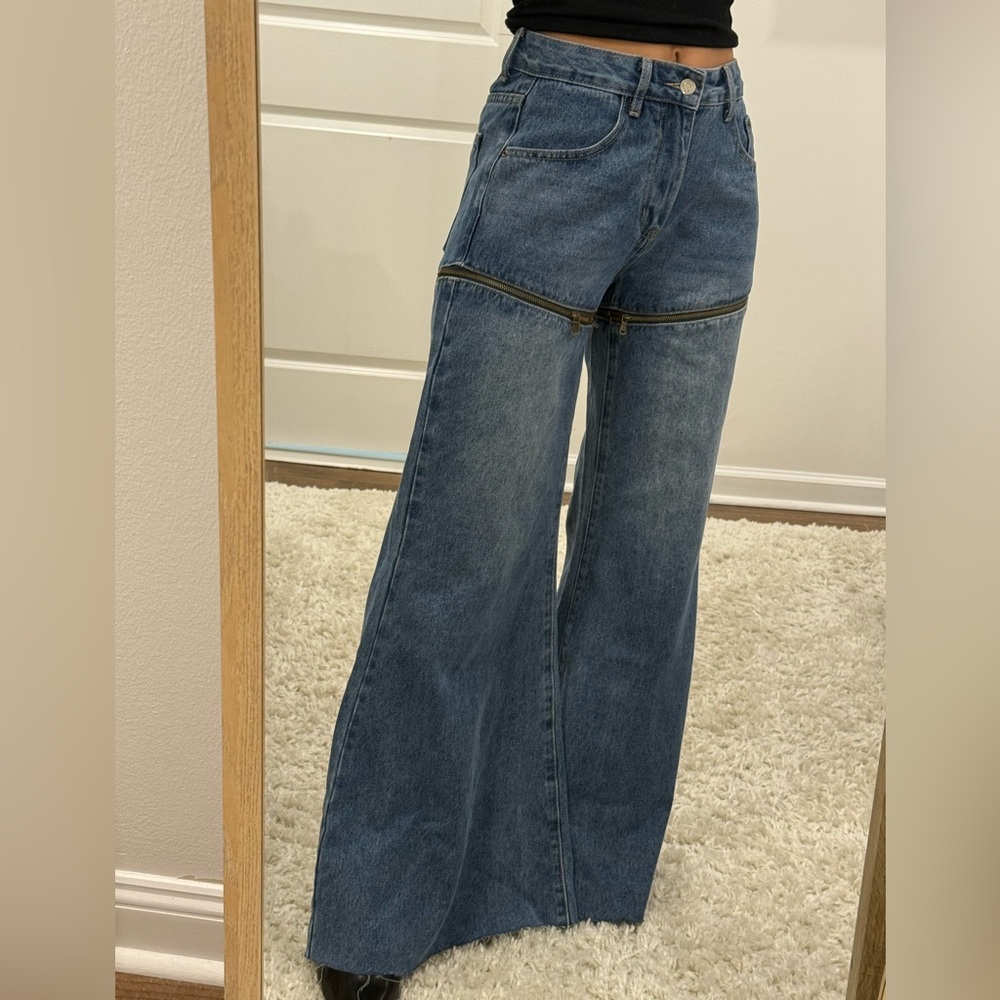 Chic Denim Flare Jeans - Picture 4 of 5